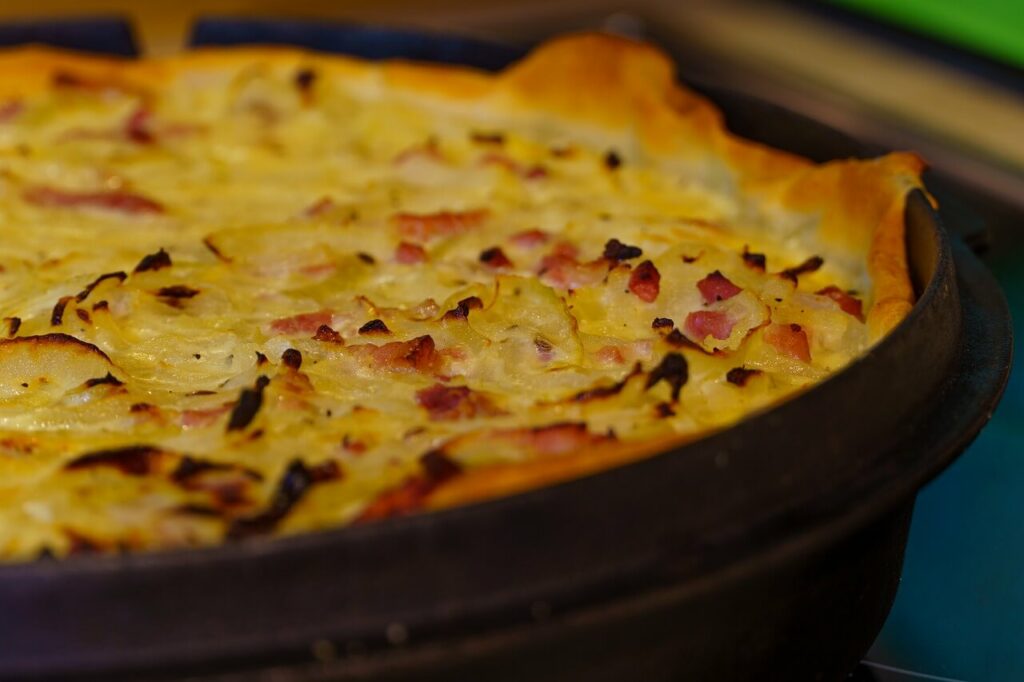 zwiebelkuchen im feuertopf